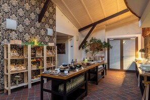 Café da manhã com buffet grátis todos os dias