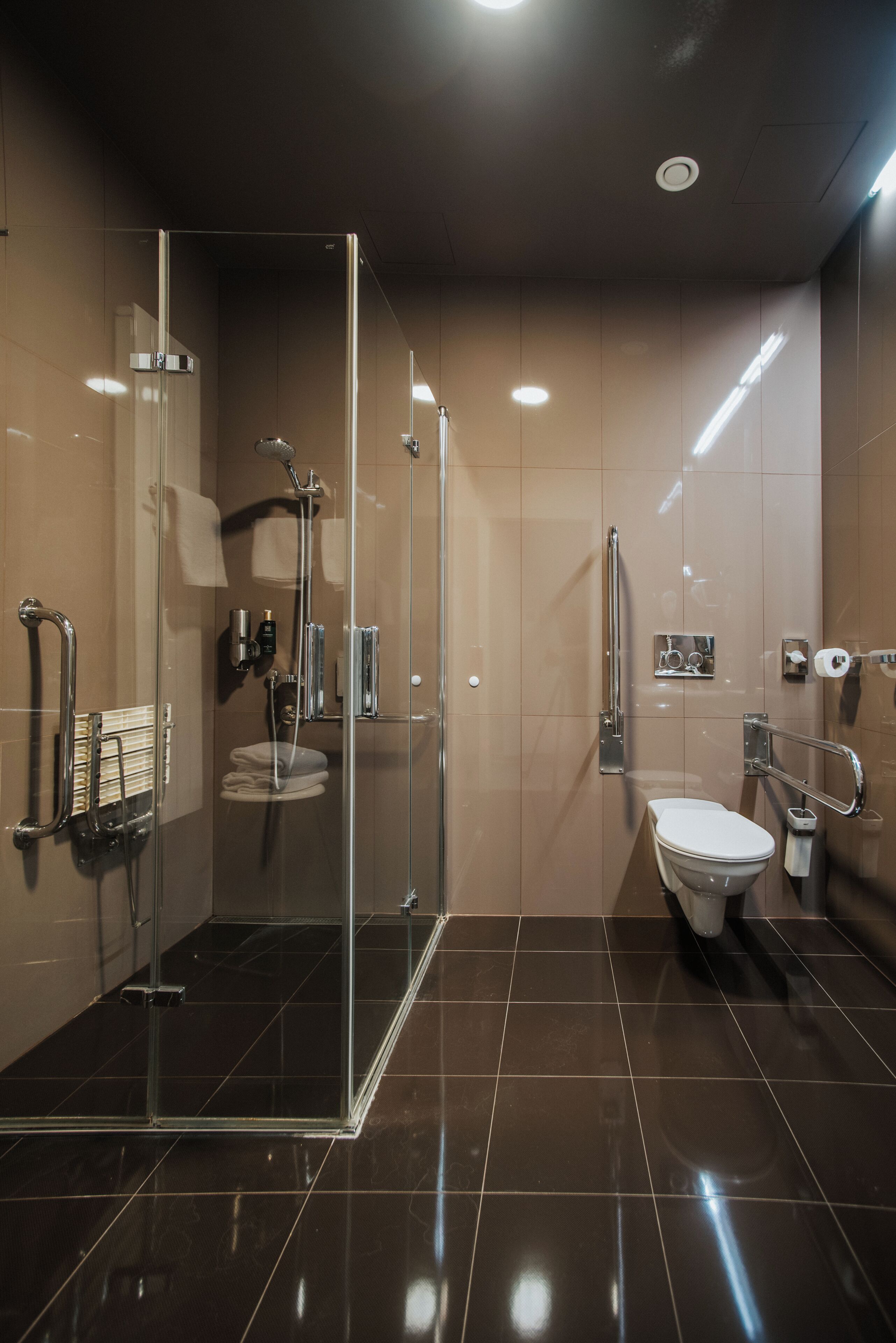 Une salle de bain moderne avec une douche à parois de verre, des toilettes et un lavabo.
