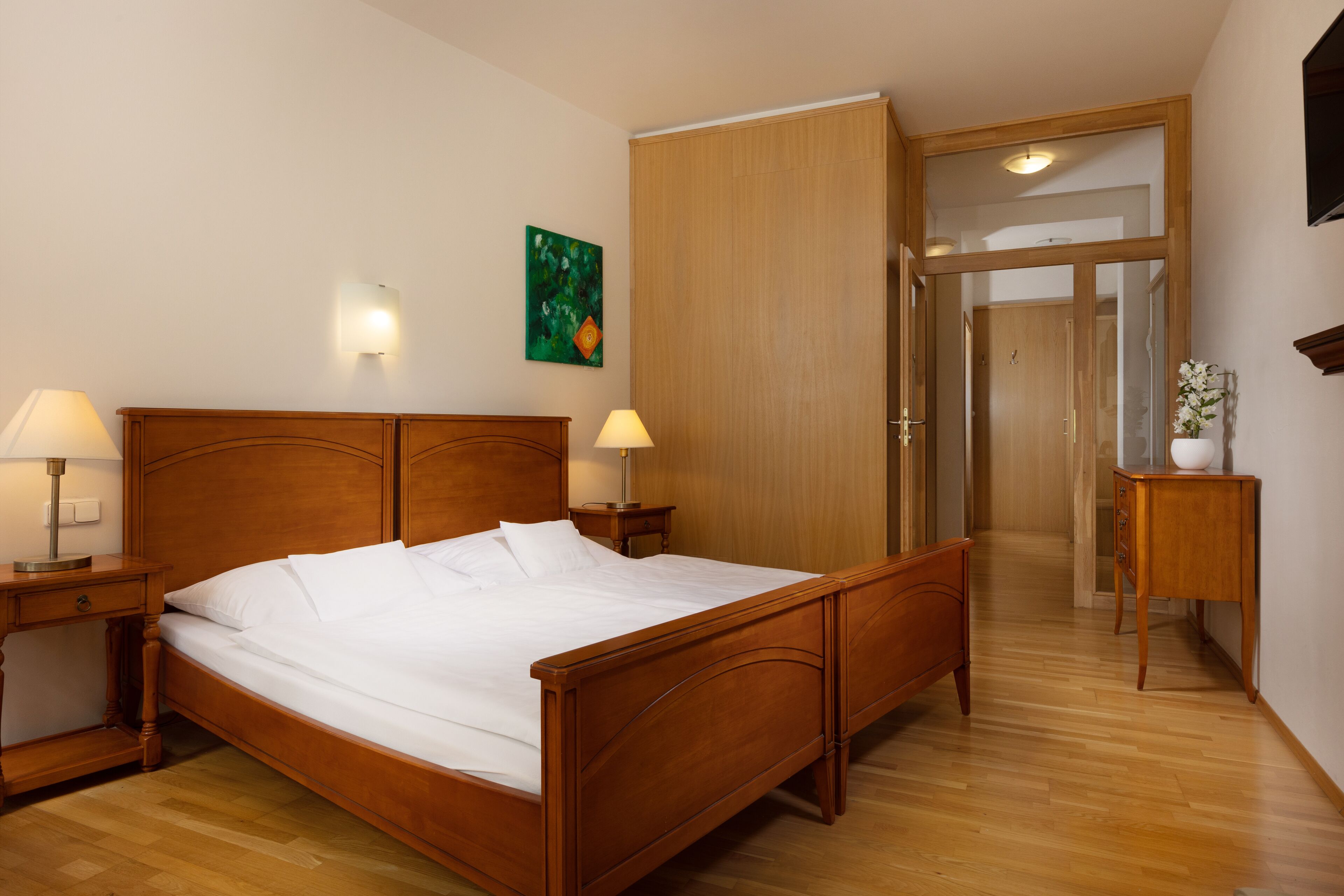 Deluxe Double Room | Iron/ironing board (on request), WiFi (free), individually decorated