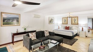 50-inch TV with digital channels, DVD player - Mt Tamborine Stonehaven Manor (Tamborine Mountain)