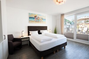 Ropa de cama de alta calidad y caja de seguridad en la habitación 