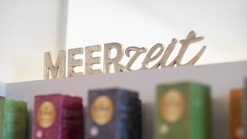 Uma prateleira com a palavra "MEERZEIT" e vários livros.