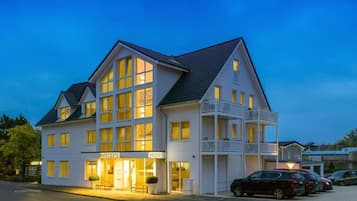 Fassade der Unterkunft – Abend/Nacht