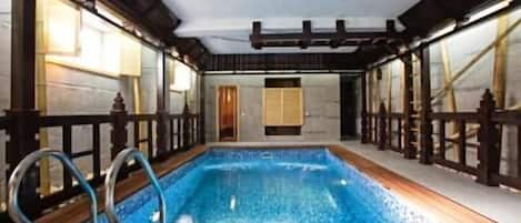 2 kolam renang indoor