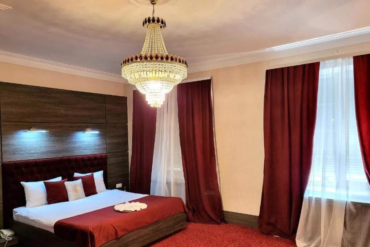 Familiekamer, 1 twee- of 2 eenpersoonsbedden | 1 slaapkamer, een minibar, een kluis op de kamer, een bureau