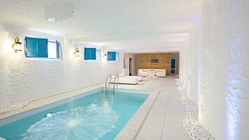 2 kolam renang indoor