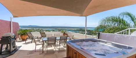 Jetted bathtub
