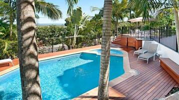 Una piscina al aire libre, una piscina climatizada