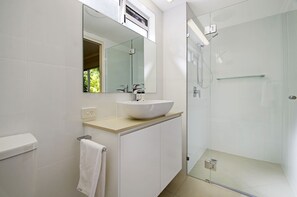 Amenidades de baño gratuitas, secadora de cabello, toallas 