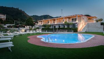Piscina stagionale all'aperto