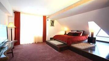 Minibar, in-room safe, desk, iron/ironing board