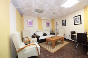 Coin salon dans le hall