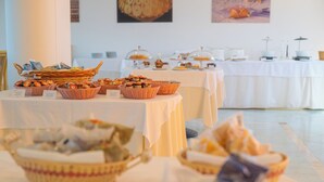 Montaje tipo bufé con diversos alimentos y cestas sobre las mesas.