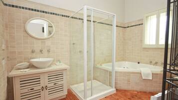 Chambre Double, baignoire Ă jets | Salle de bain | Articles de toilette gratuits, sĂšche-cheveux, peignoirs