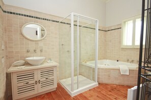 Habitació doble, banyera d'hidromassatge | Bany | Articles de tocador gratuïts, assecador de cabells i barnussos 
