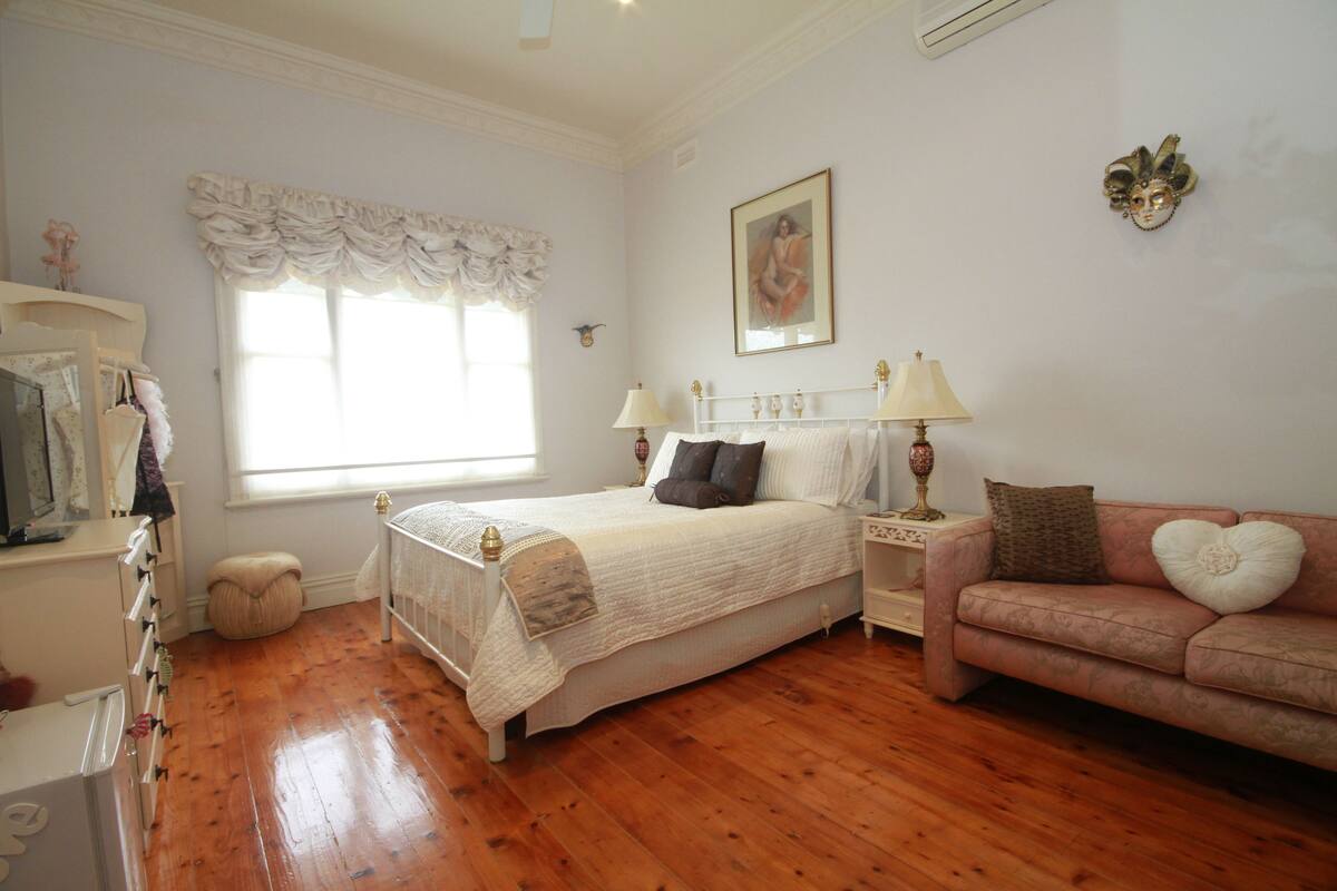 Premium bedding, soundproofing, iron/ironing board (on request)