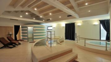 Salas de tratamiento para parejas, un sauna, una bañera de hidromasaje