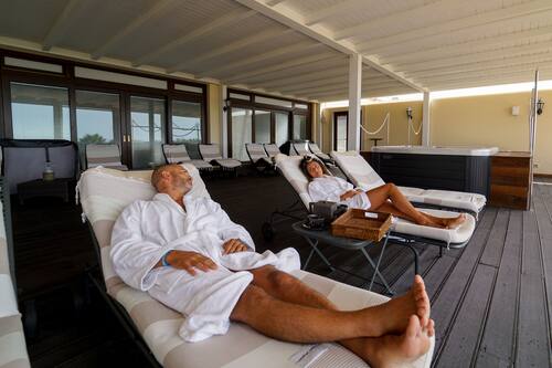 Sales de tractament per a parelles, sauna i banyera d'hidromassatge