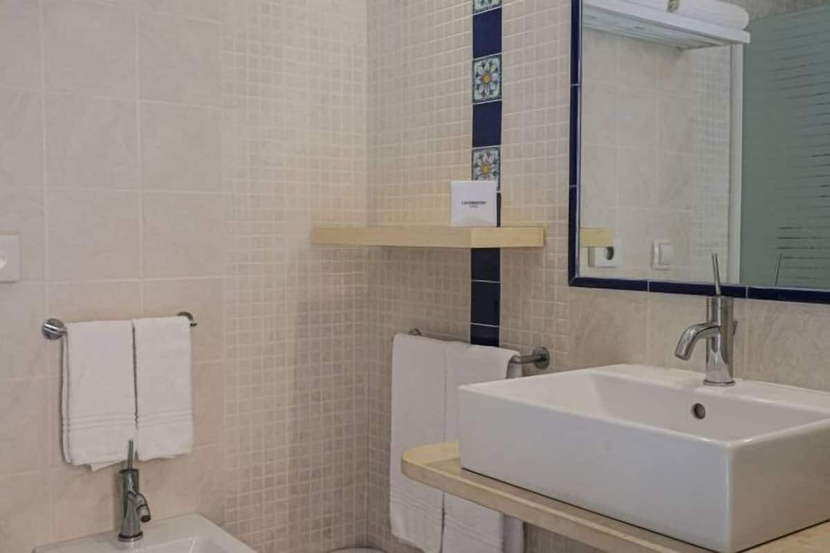 Ducha, artículos de tocador gratuitos, secador de pelo, bidet