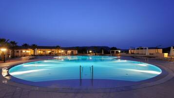 Außenpool, Sonnenschirme, Liegestühle