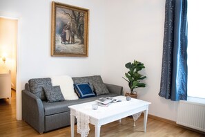 Deluxe familierom | Oppholdsområde | Flatskjerm-TV