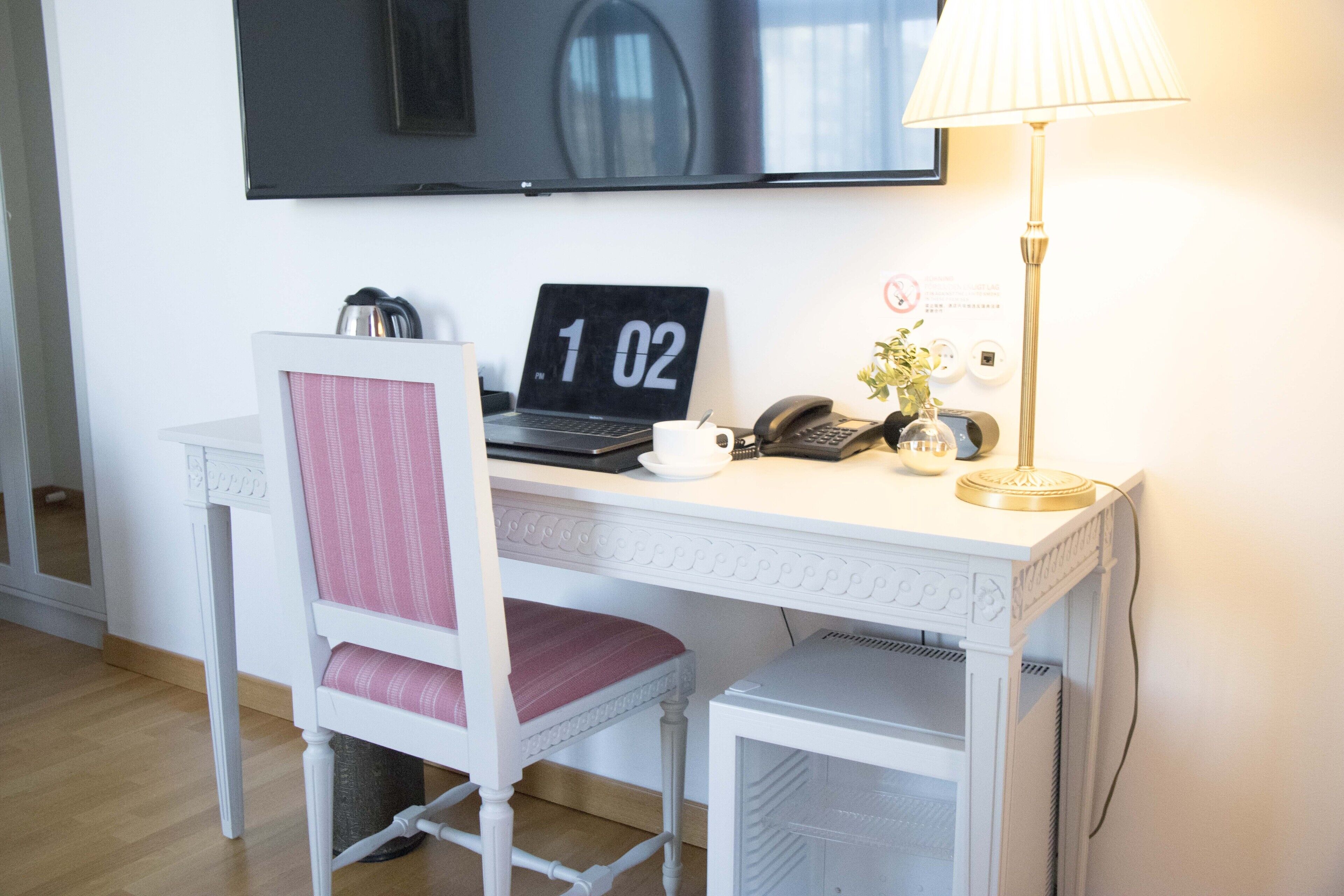 luxury double room | in-room safe, desk, soundproofing, free wifi