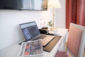 In-room safe, desk, soundproofing, free WiFi - Brommavik Hotel (Bromma)