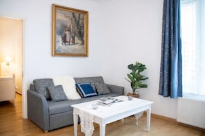 Deluxe Family Room | Area keluarga | TV layar datar