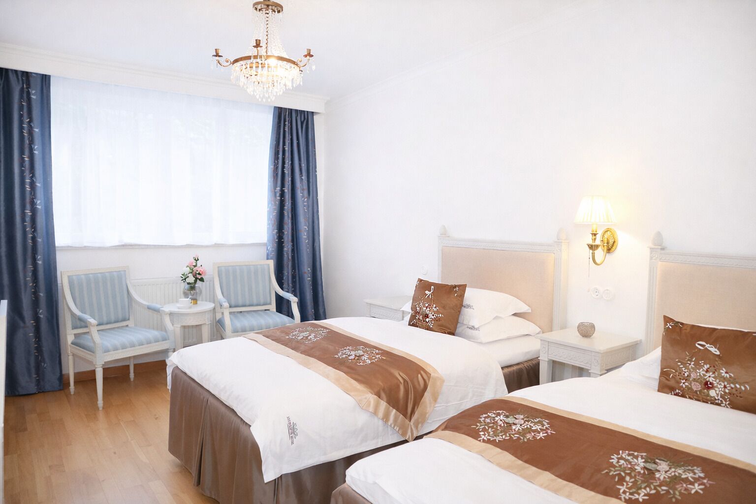 Peti besi dalam bilik, meja, kalis bunyi, Wi-fi percuma 