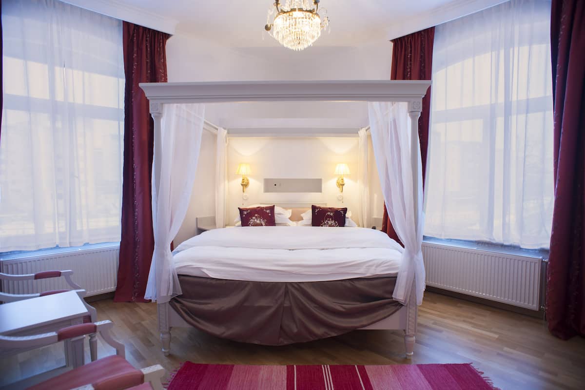 luxury double room | in-room safe, desk, soundproofing, free wifi