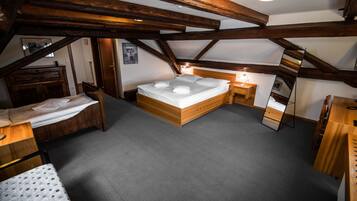 Un dormitorio con una cama de madera, una mesita de noche, un tocador y un armario.