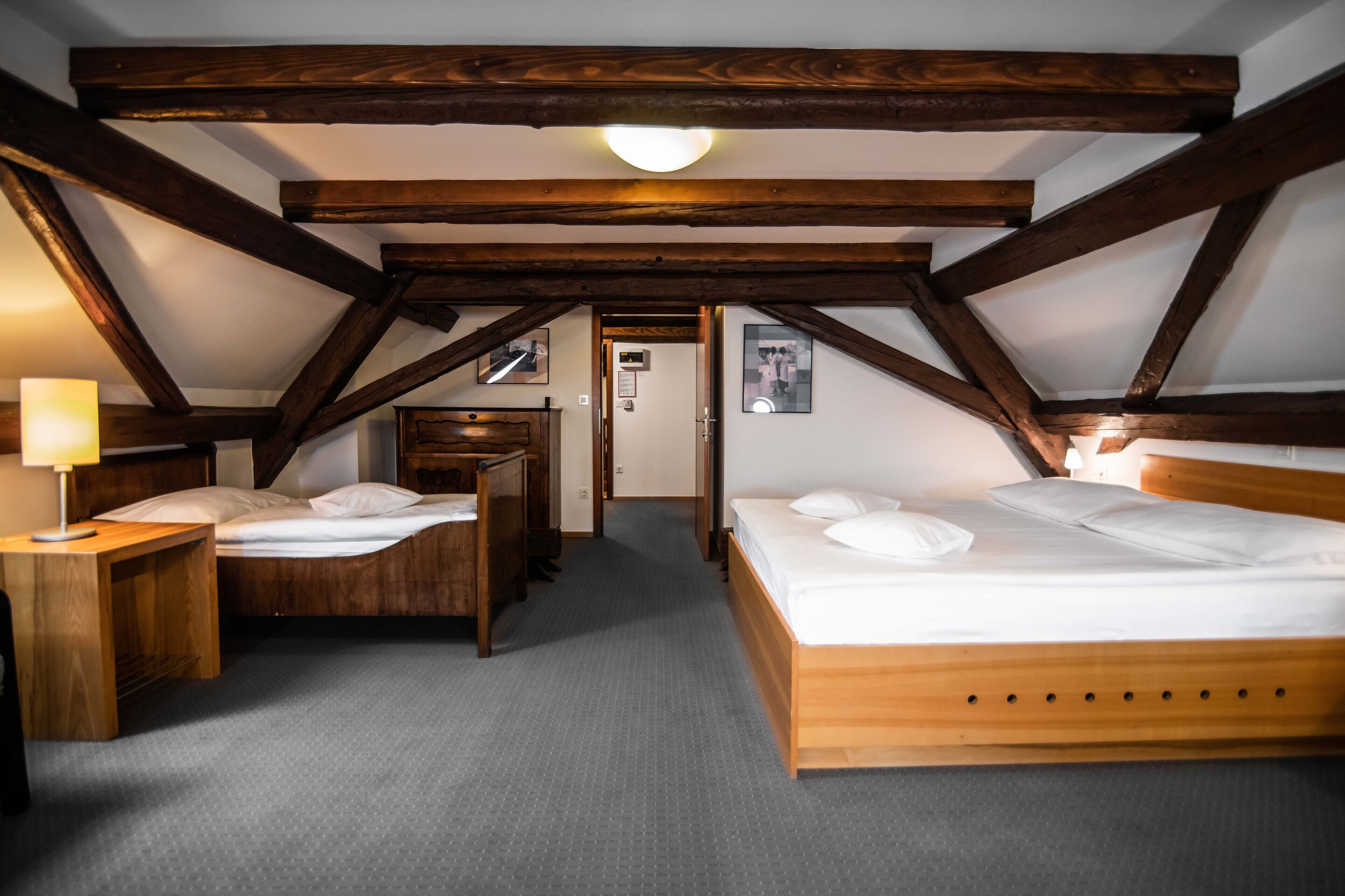 traditional double room | desk, free wifi, bed sheets