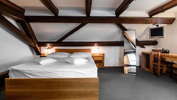 Habitación doble tradicional | Escritorio, wifi gratis y ropa de cama