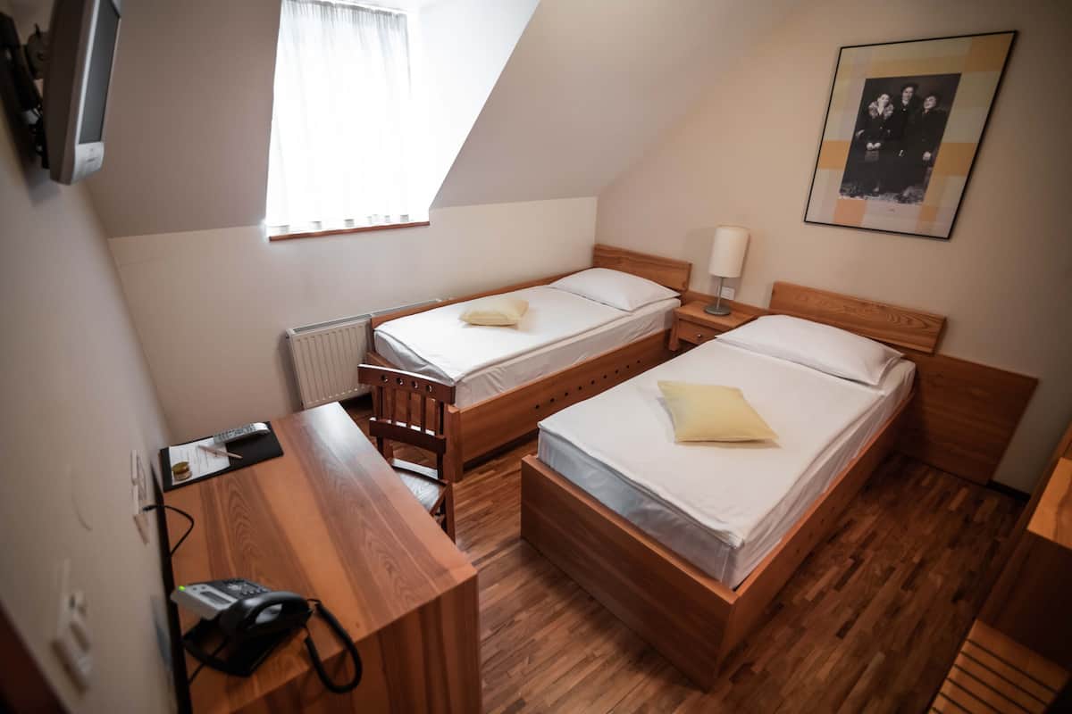Driepersoonskamer | Een bureau, gratis wifi, beddengoed