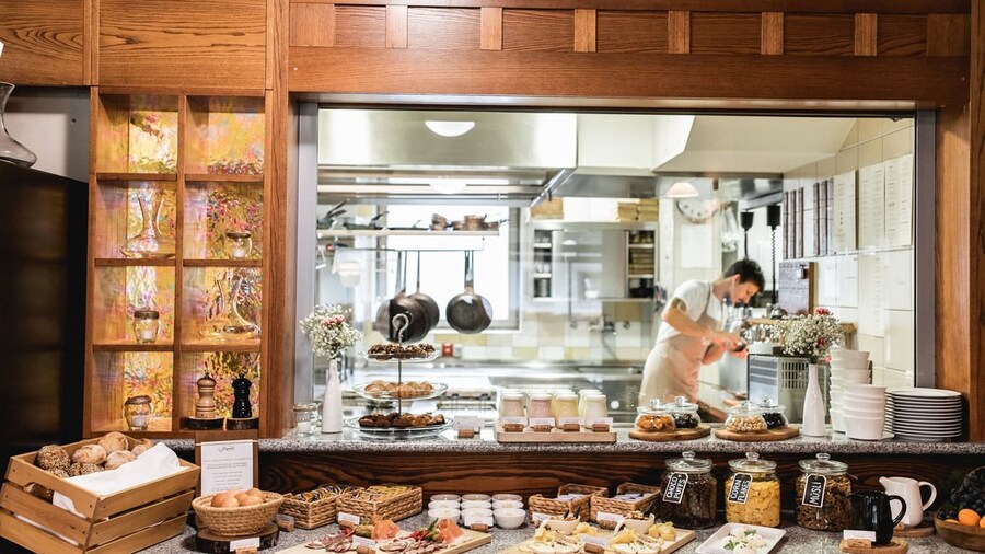 Dvor JezerĆĄek Brnik