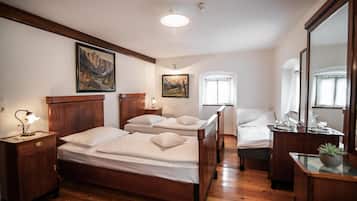 Traditional Twin Room | Desk, free WiFi, bed sheets