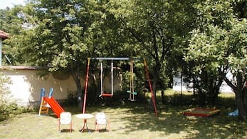 Children’s play area – outdoor