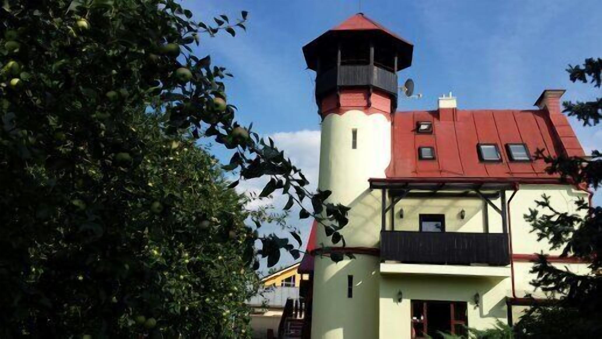 Ein Gebäude mit rotem Dach und einem turmartigen Aufbau.
