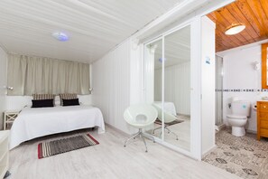 Minibar, caja de seguridad en la habitación y escritorio 