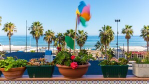 A balcony with potted plants and a pinwheel. - Hostal Guadalupe (Torremolinos)