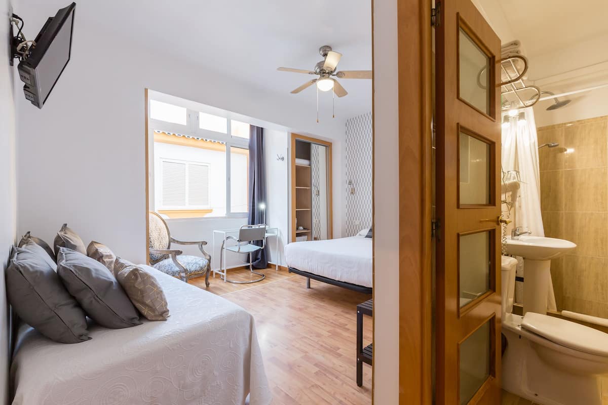 Minibar, caja de seguridad en la habitación y escritorio 