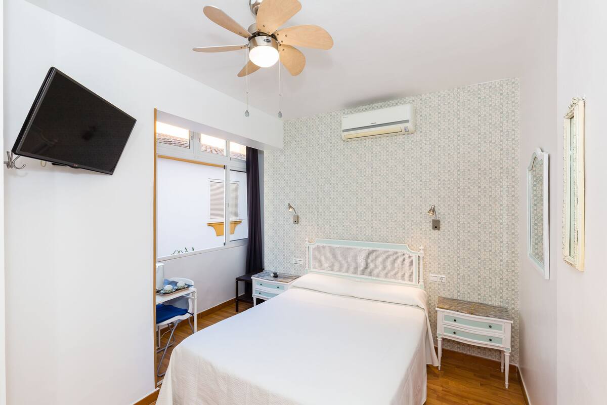 Minibar, caja de seguridad en la habitación y escritorio 