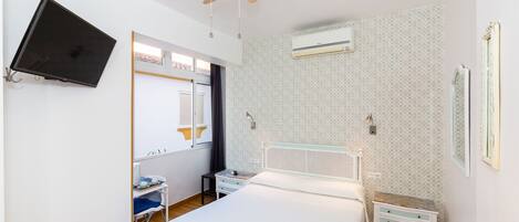 Doppelzimmer, 1 Queen-Bett | Minibar, Zimmersafe, Schreibtisch, VerdunkelungsvorhÀnge