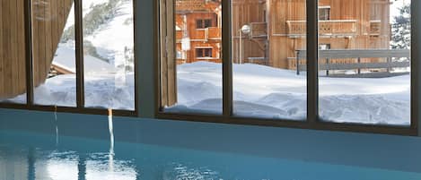 Piscina coperta, lettini