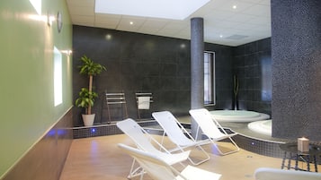 Un sauna, una bañera de hidromasaje, baño turco, baño turco/hammam