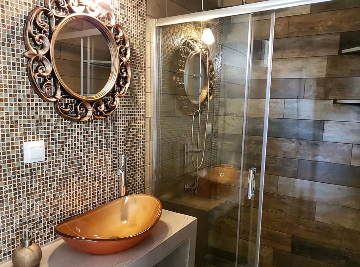 Chambre Double Supérieure, vue jardin | Salle de bain | Douche, serviettes fournies