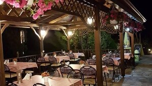 تناول الطعام بالخارج