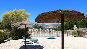 Piscina a l'aire lliure (horari: 08:00-22:00), para-sols i gandules