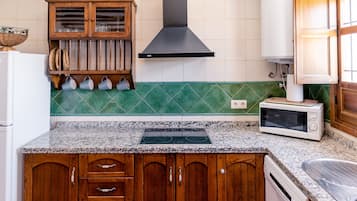 Frigorífic gran, microones, placa de cuina i rentaplats