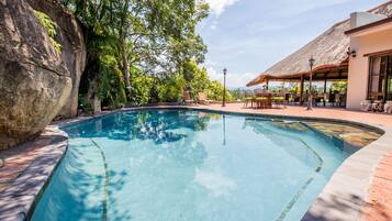 Piscine extérieure, chaises longues